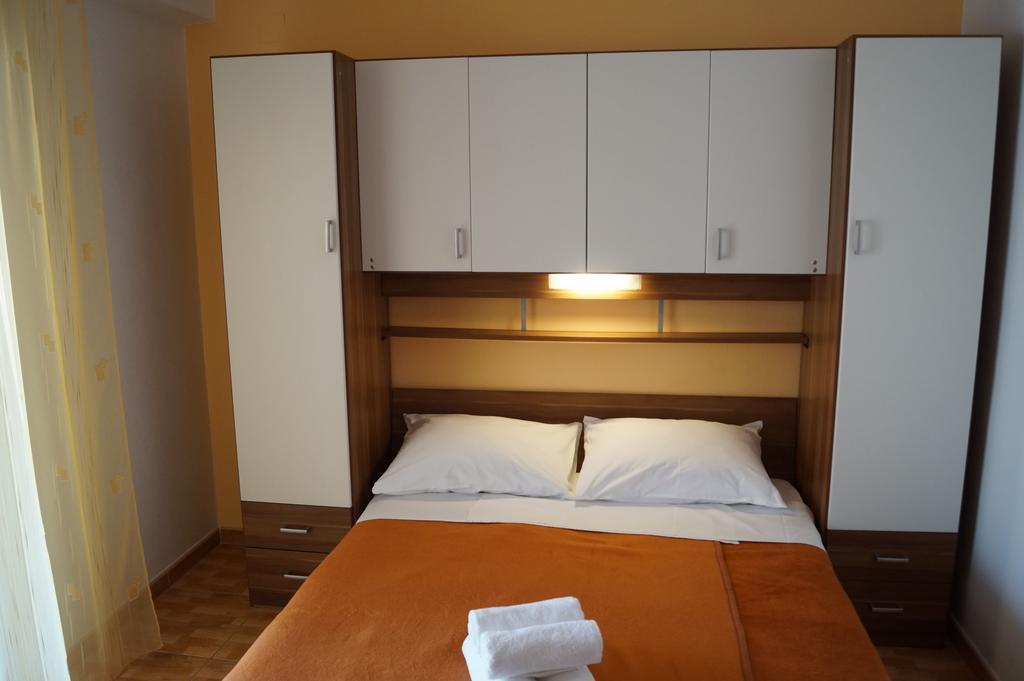 Apartments Mario With Private Parking Макарска Екстериор снимка
