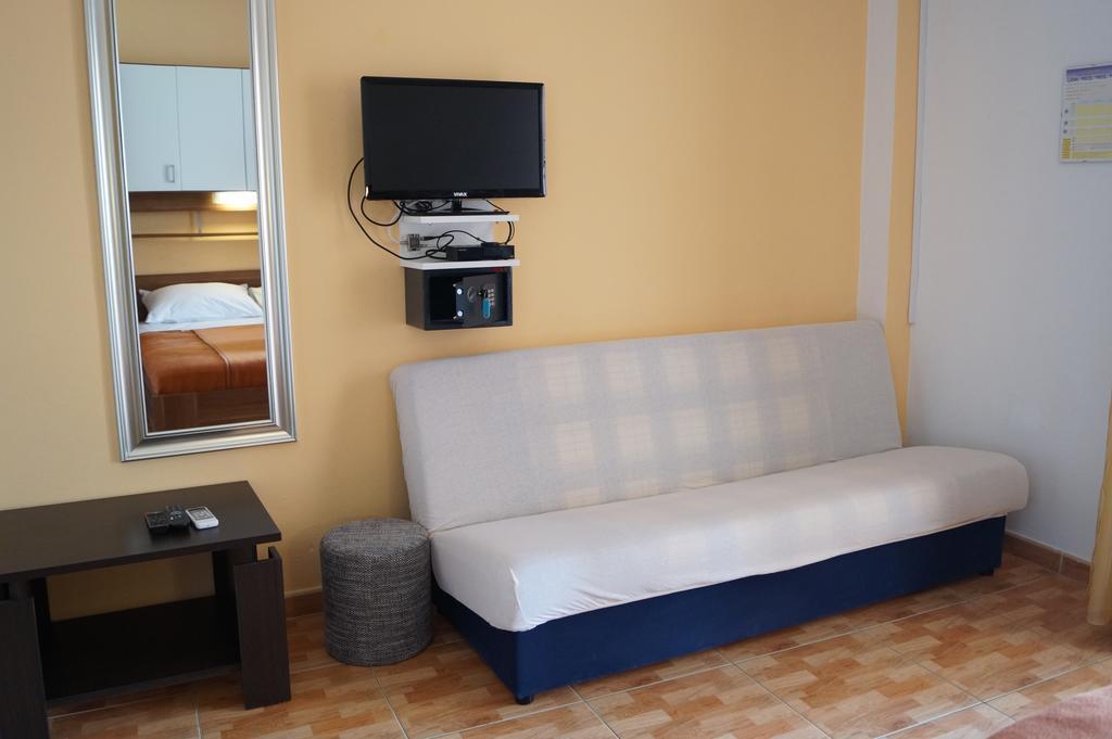 Apartments Mario With Private Parking Макарска Екстериор снимка