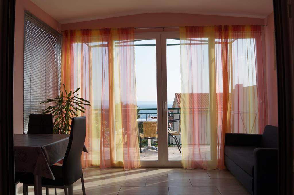 Apartments Mario With Private Parking Макарска Екстериор снимка