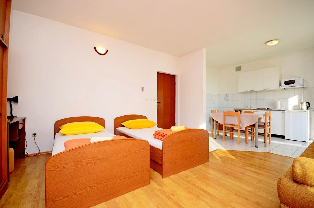 Apartments Mario With Private Parking Макарска Екстериор снимка