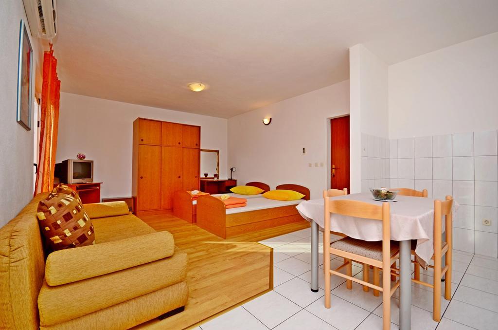 Apartments Mario With Private Parking Макарска Екстериор снимка