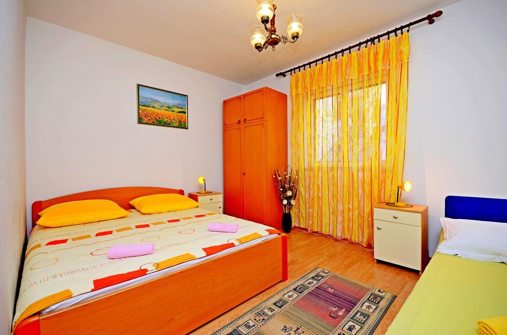 Apartments Mario With Private Parking Макарска Екстериор снимка