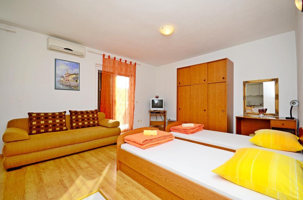 Apartments Mario With Private Parking Макарска Екстериор снимка