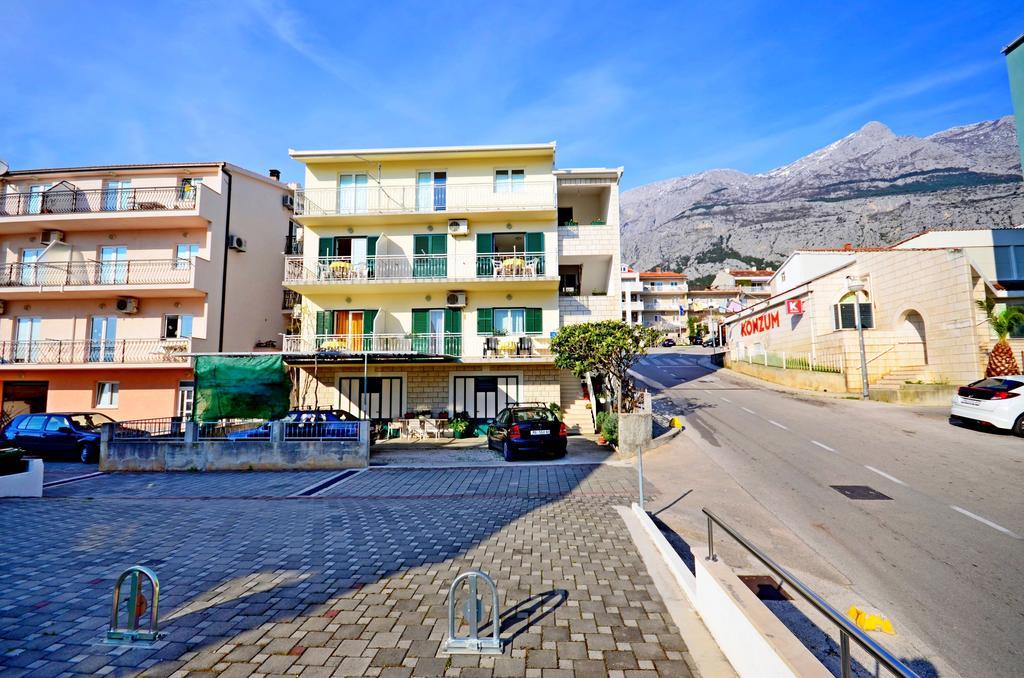 Apartments Mario With Private Parking Макарска Екстериор снимка