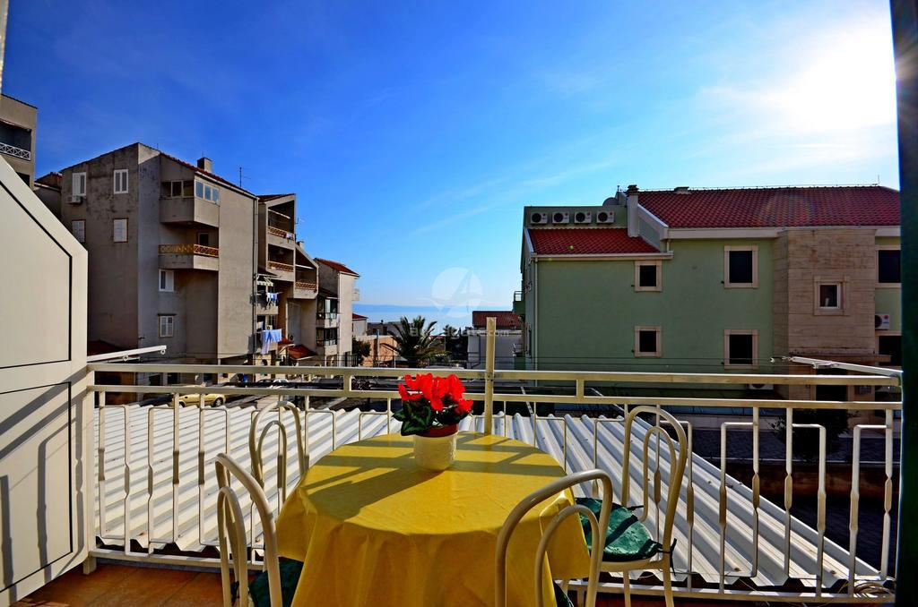 Apartments Mario With Private Parking Макарска Стая снимка