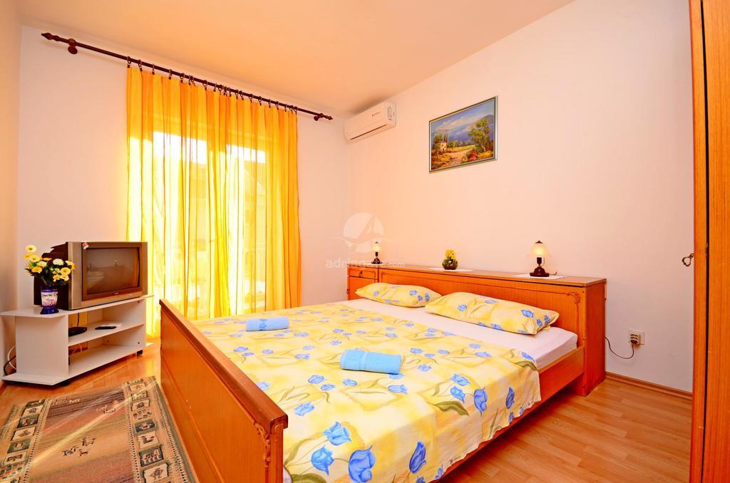 Apartments Mario With Private Parking Макарска Стая снимка