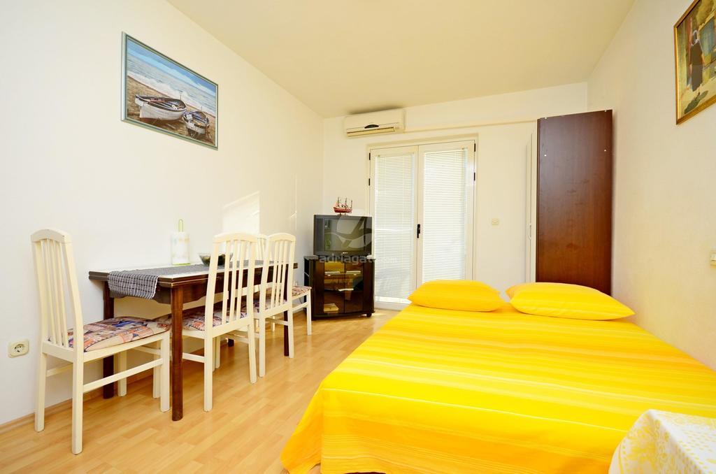 Apartments Mario With Private Parking Макарска Стая снимка