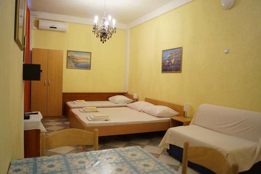 Apartments Mario With Private Parking Макарска Екстериор снимка