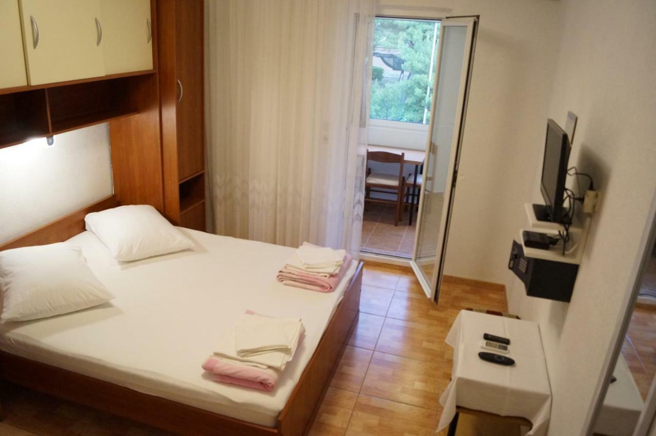 Apartments Mario With Private Parking Макарска Екстериор снимка