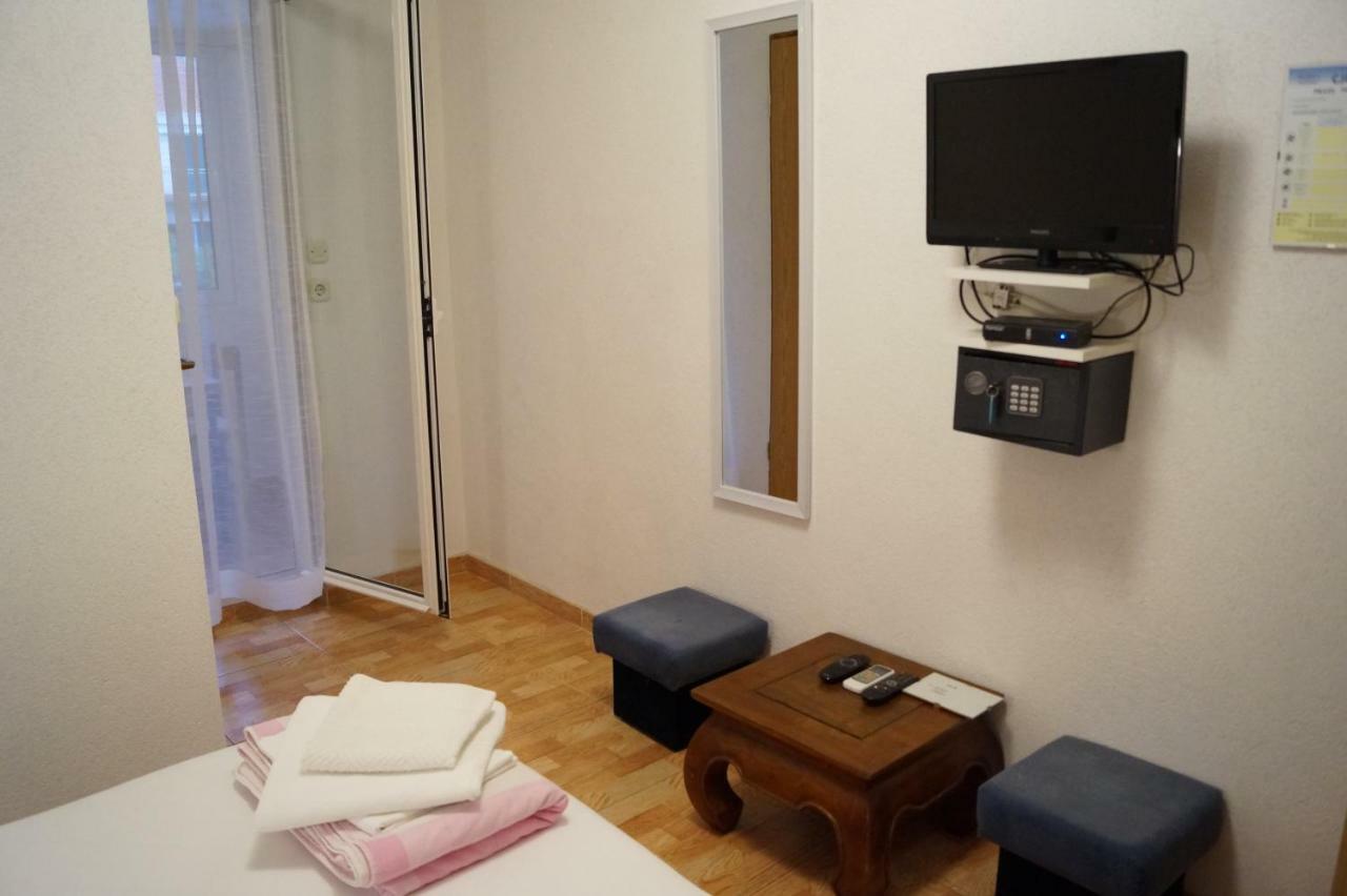 Apartments Mario With Private Parking Макарска Екстериор снимка