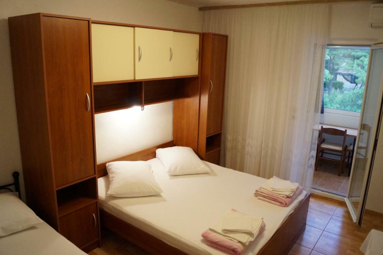Apartments Mario With Private Parking Макарска Екстериор снимка