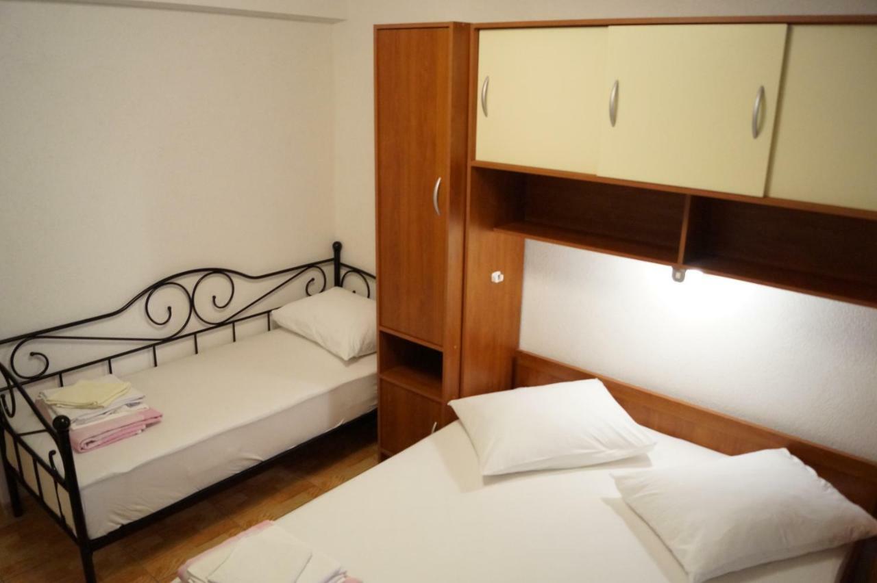 Apartments Mario With Private Parking Макарска Екстериор снимка