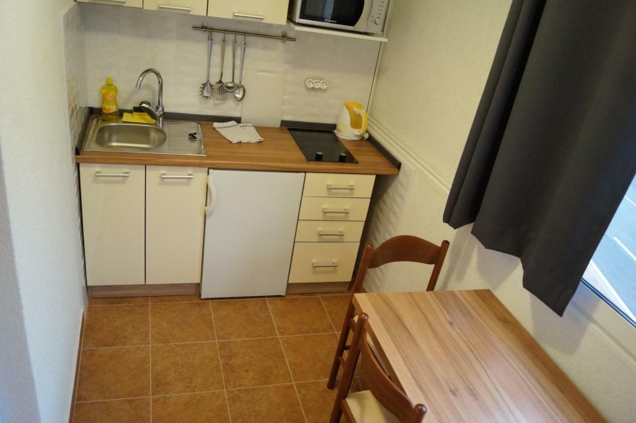 Apartments Mario With Private Parking Макарска Екстериор снимка