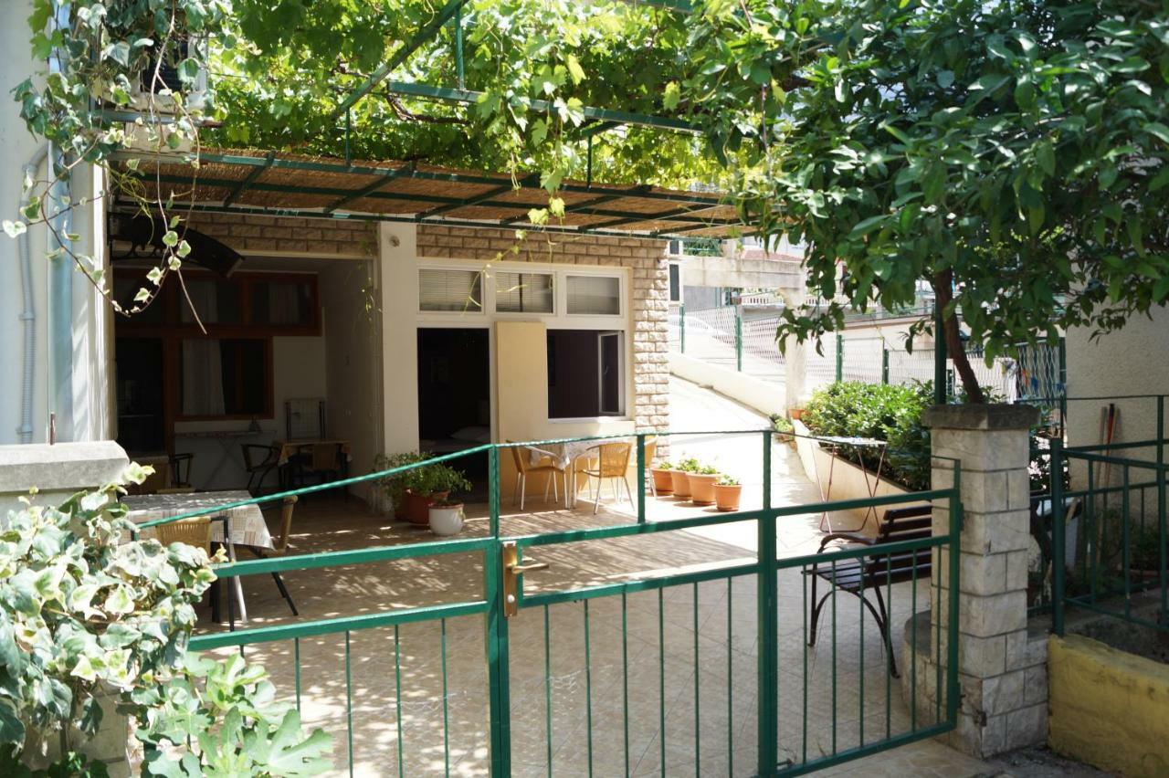 Apartments Mario With Private Parking Макарска Екстериор снимка