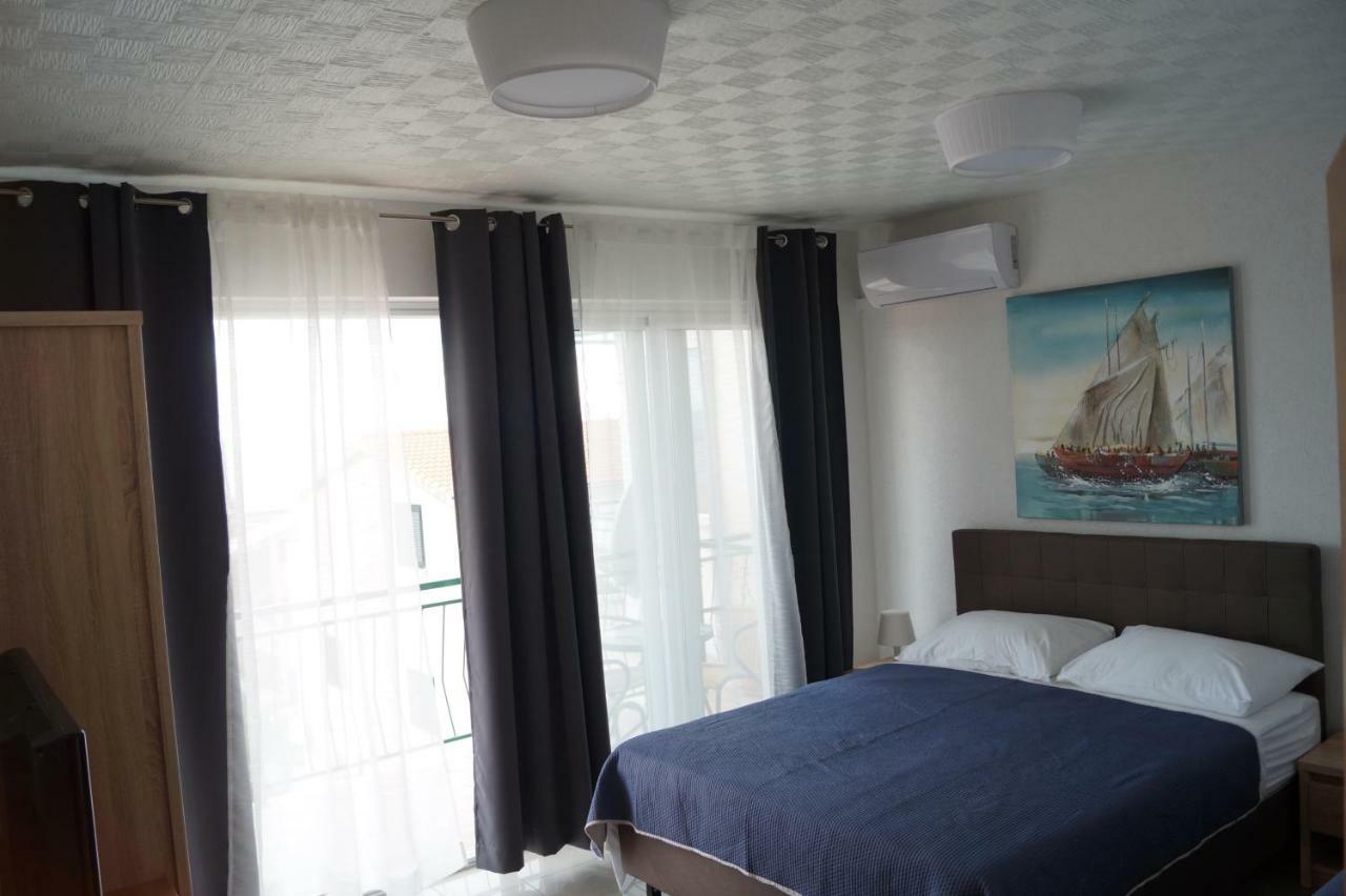 Apartments Mario With Private Parking Макарска Екстериор снимка