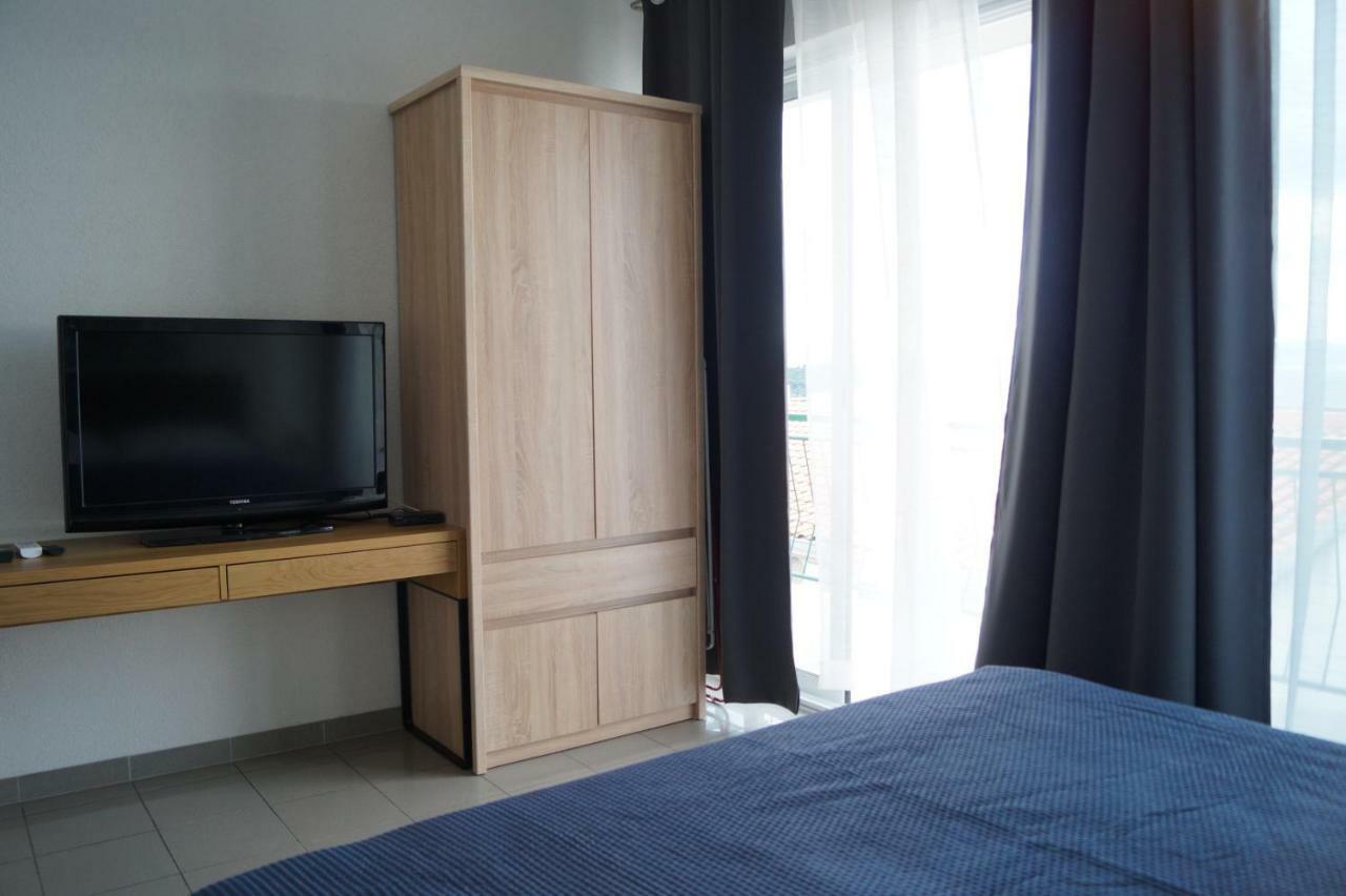 Apartments Mario With Private Parking Макарска Екстериор снимка