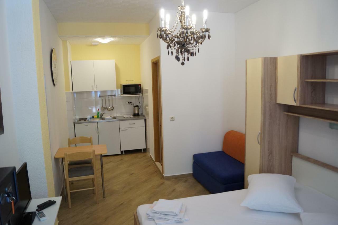 Apartments Mario With Private Parking Макарска Екстериор снимка
