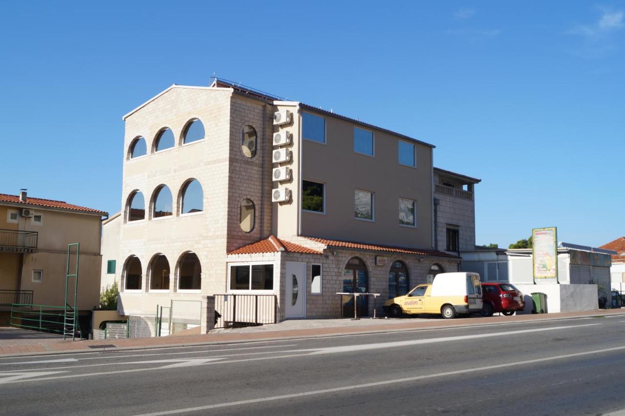 Apartments Mario With Private Parking Макарска Екстериор снимка