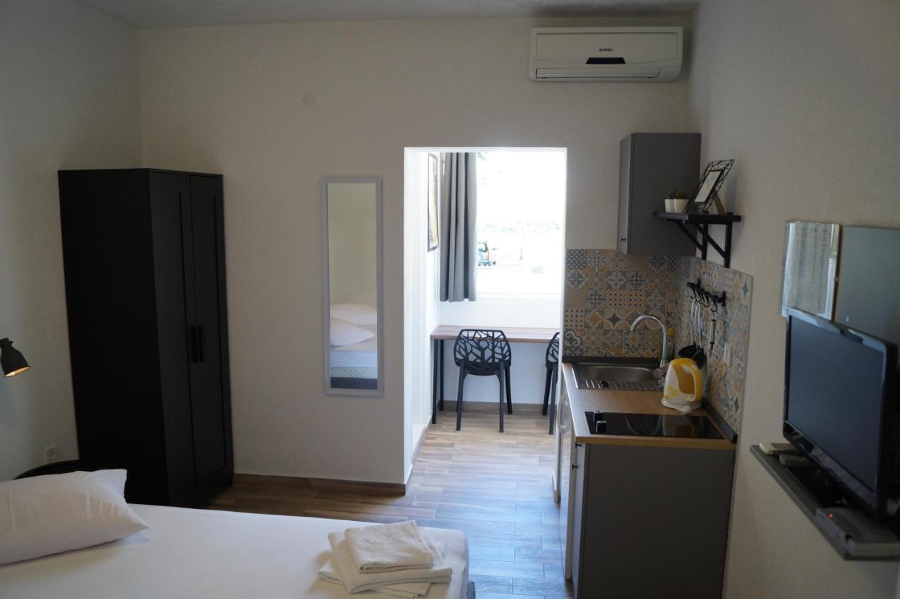 Apartments Mario With Private Parking Макарска Екстериор снимка
